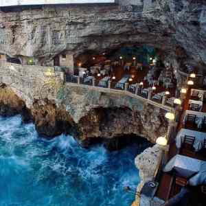 Obrázek 'oceanside restaurant built into a grotto in italy'