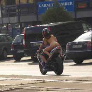 Obrázek 'prdel na moto'
