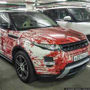 Obrázek 'range-rover-evoque-gets-bloody-makeover-in-russia-as-halloween-costume 01'