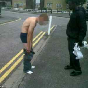 Obrázek 'riots london - forced to strip'