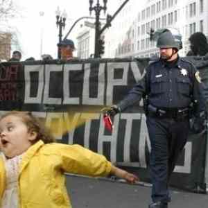 Obrázek 'running-girl-vs-pepper-spraying-cop-18514-1321912414-40'