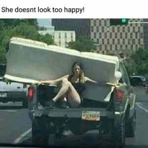 Obrázek 'she&nbsp;doesnt&nbsp;look&nbsp;too&nbsp;happy'