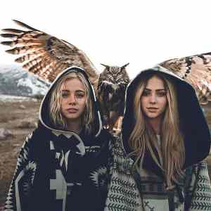 Obrázek 'two girls one owl'