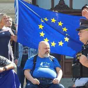 Obrázek 'typical protester fixed'