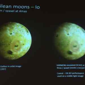 Obrázek 'vlevo Galileo - vpravo dalekohledem ELT - simulace'