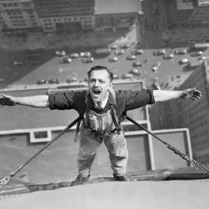 Obrázek 'window cleaner working on the Empire State facade March 24 1936'