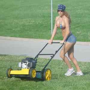 Obrázek 'woman mowing lawn'