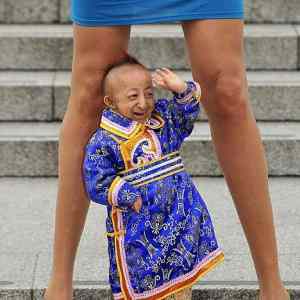 Obrázek 'woman with the longest legs-worlds smallest man 2'