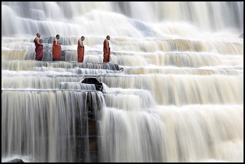 Obrázek -Meditating monks at pongour falls-      19.10.2012