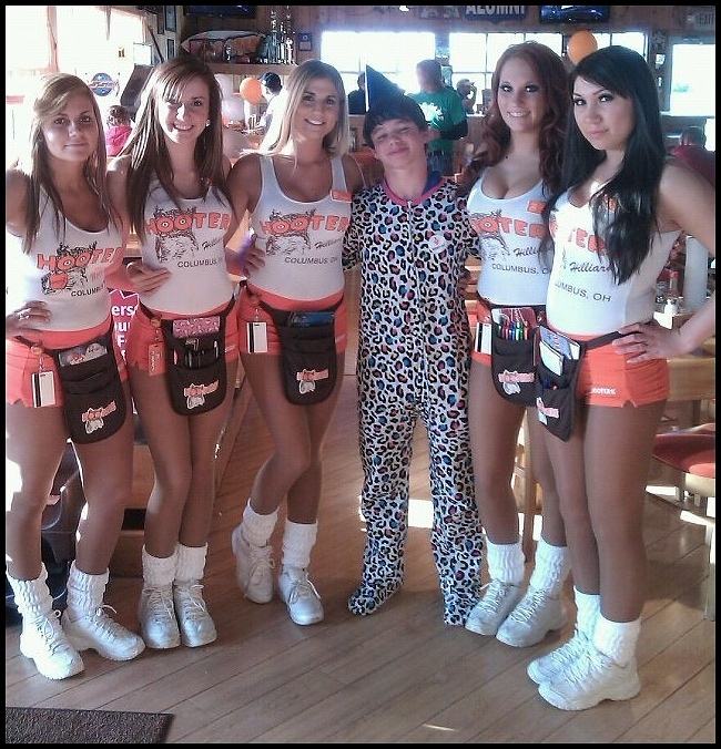 Obrázek -My nephew - in feety pajamas - with hooters waitresses-      28.10.2012