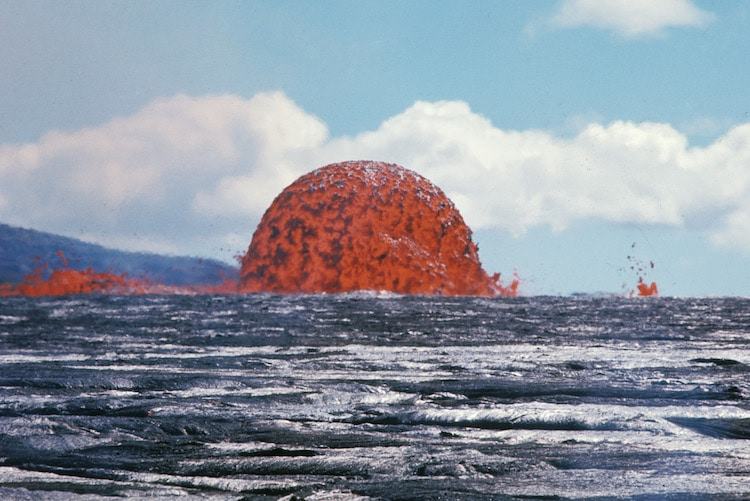 Obrázek - 65-Foot-Tall Lava Dome in Hawaii -