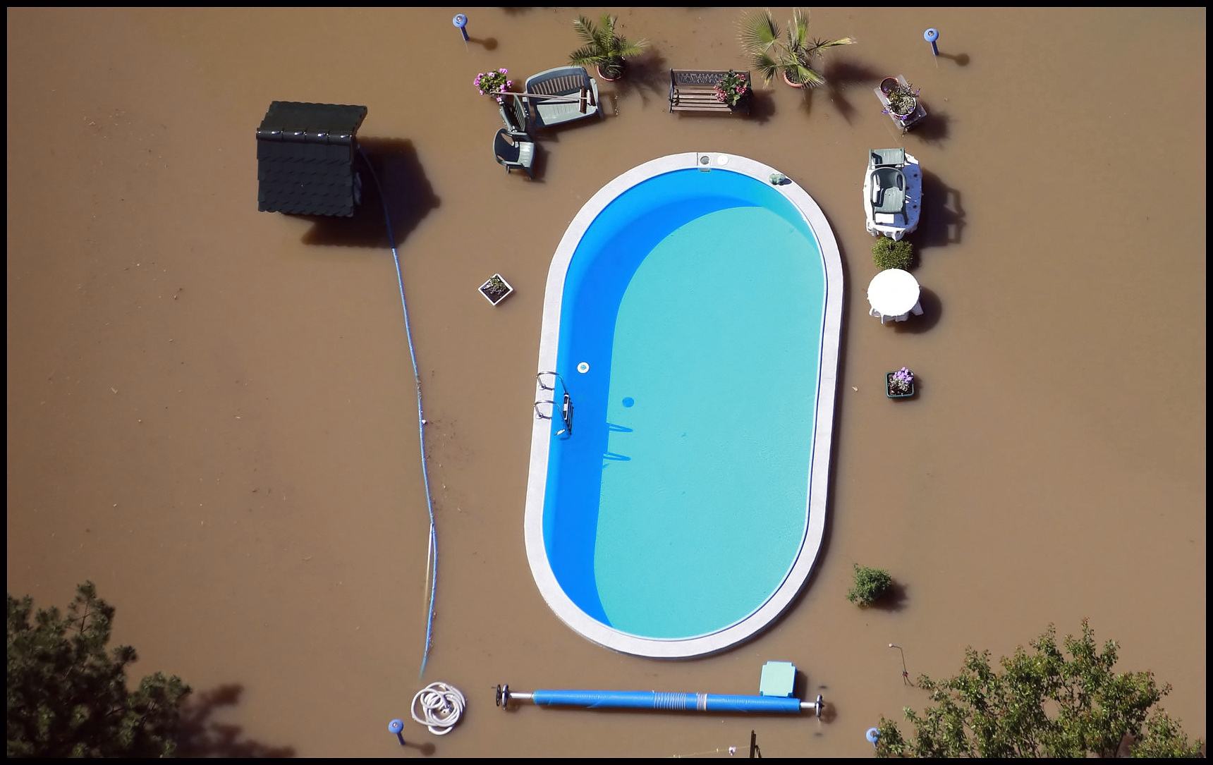 Obrázek - Clean pool amongst a flood in germany -      12.06.2013