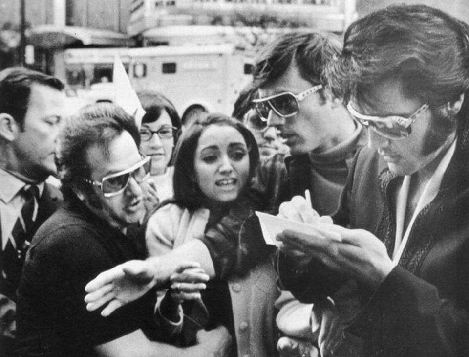 Obrázek - Elvis se podepisuje 12lete Madonne - 1970 -