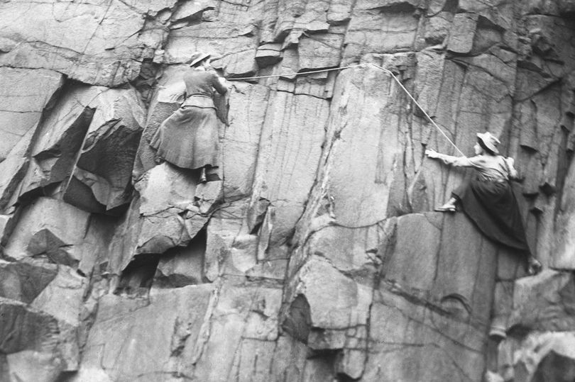 Obrázek - Ladies Scottish Climbing Club Salisbury Crags. c.1908 -