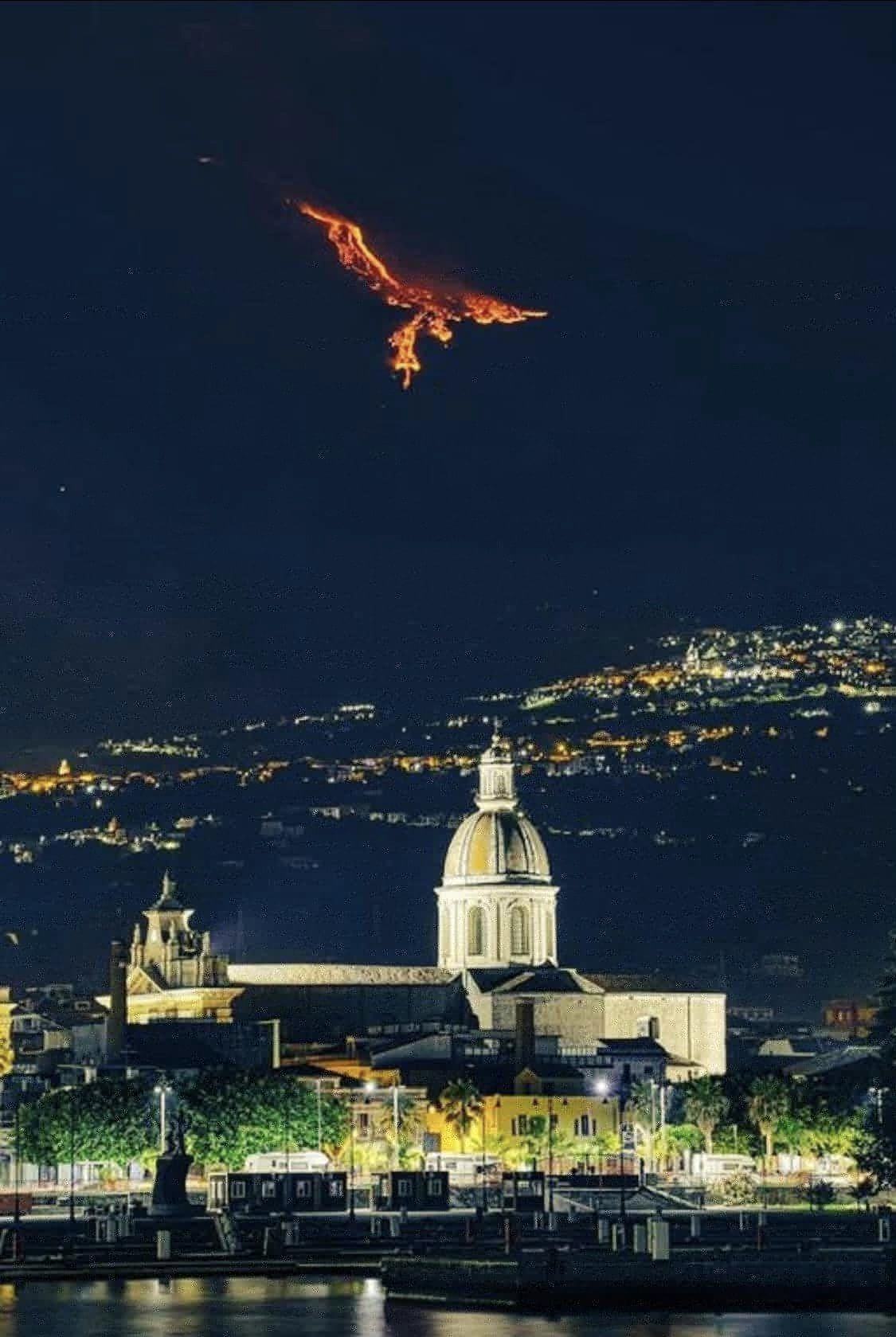 Obrázek - Lava flowing from Mount Etna E2 80 99s volcanic eruption creates a phoenix -