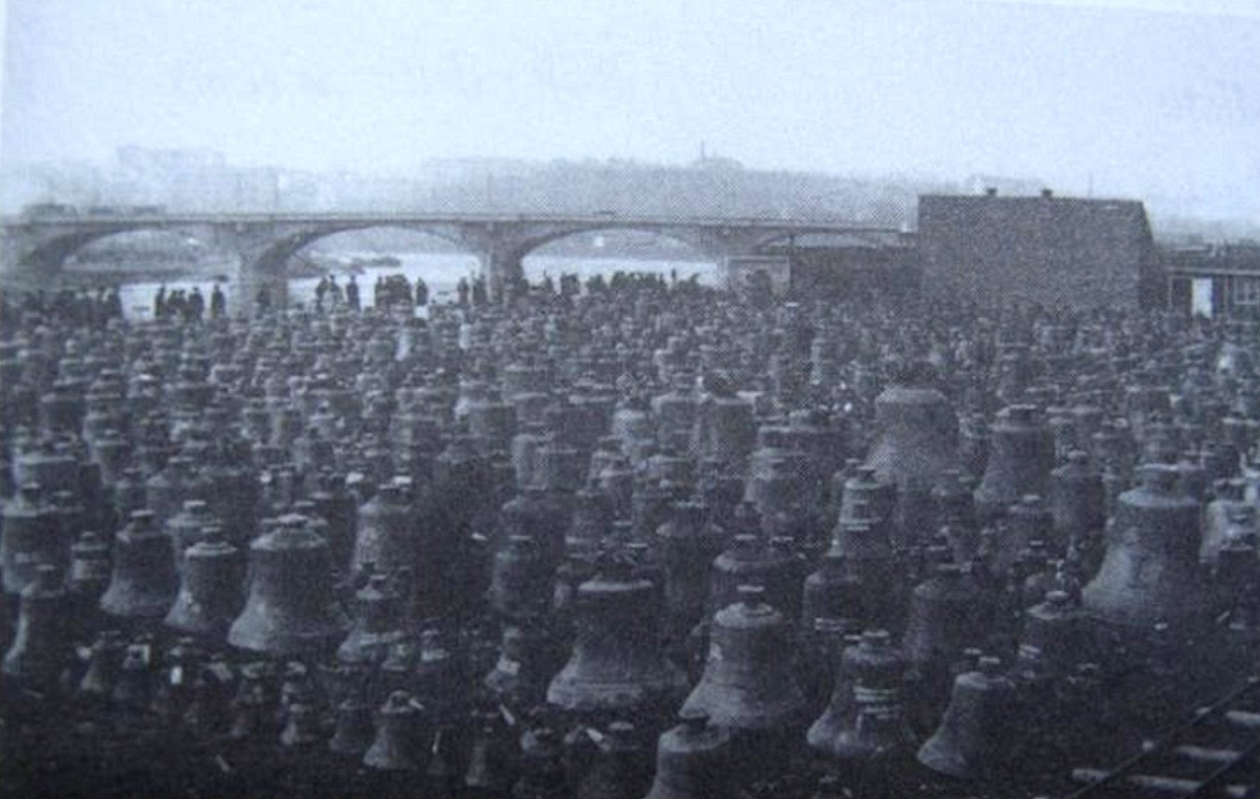 Obrázek - Libensky most 1942 - 43 776 zrekvirovanych zvonu -
