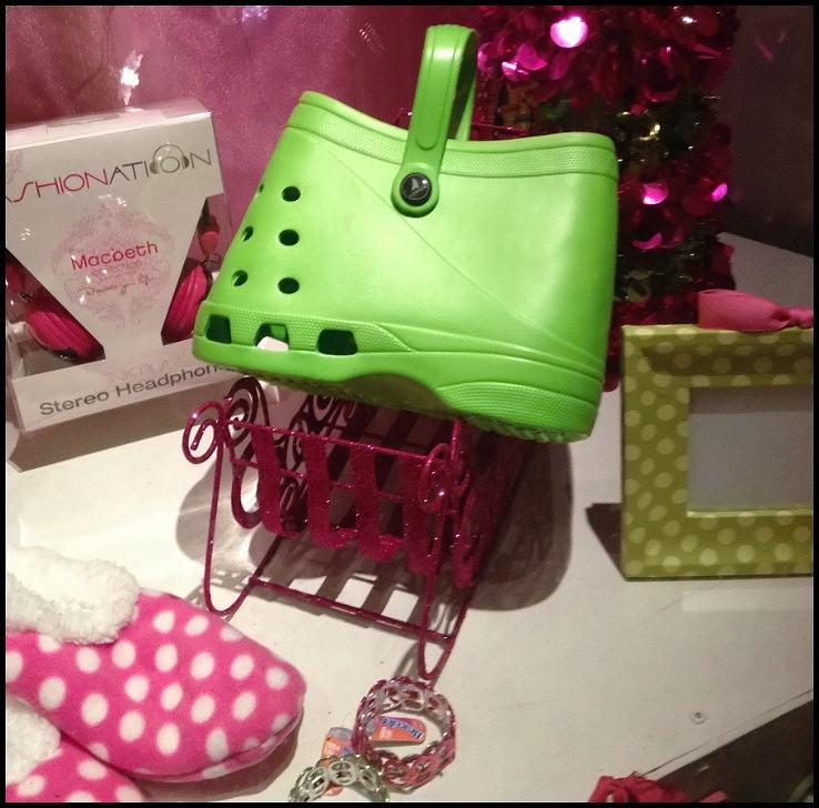 Obrázek - Now people who wear Crocs can have a matching purse -      01.01.2013