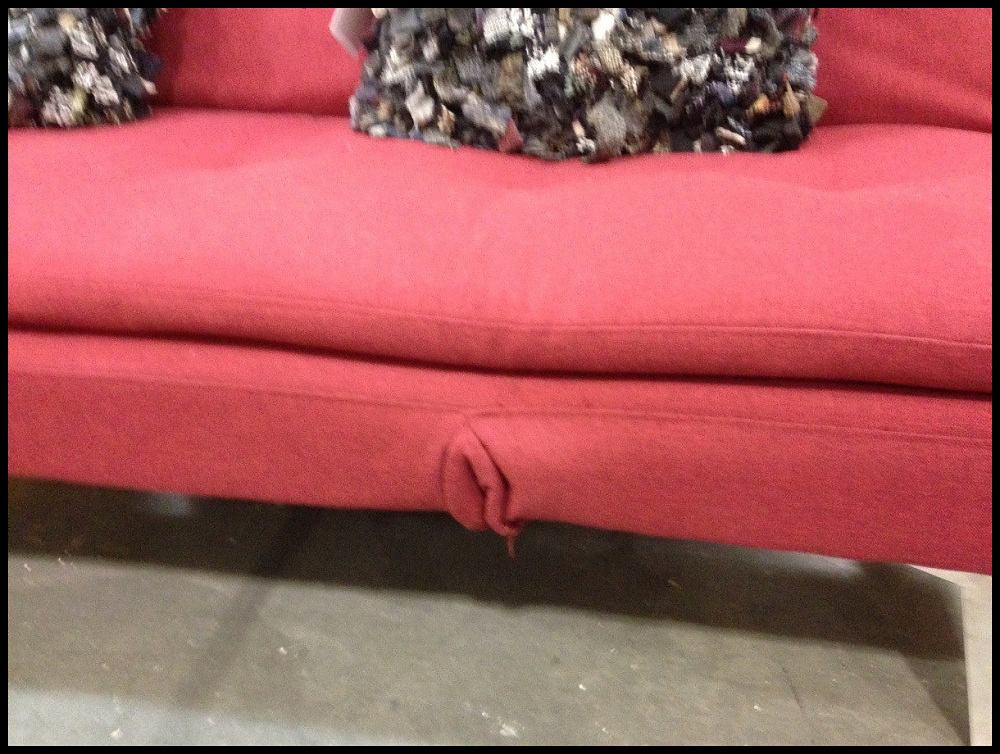 Obrázek - This couch I found comes with an extra feature -      04.07.2013