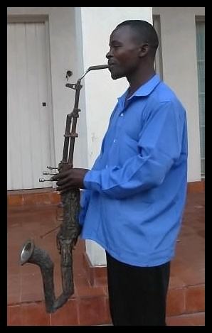 Obrázek - What is this Im playing - Oh - its nothing just my AK-47 turned into a saxophone -      14.02.2013