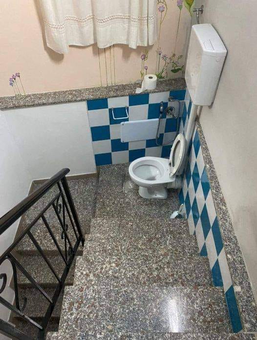Obrázek - toaleta na chodbe -