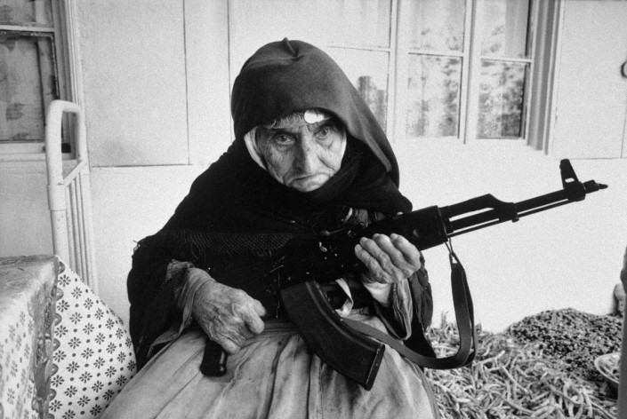 Obrázek 106leta armenska zena hlidajici svuj dum behem Nahorno-Karabasske valky.Armenie 1990