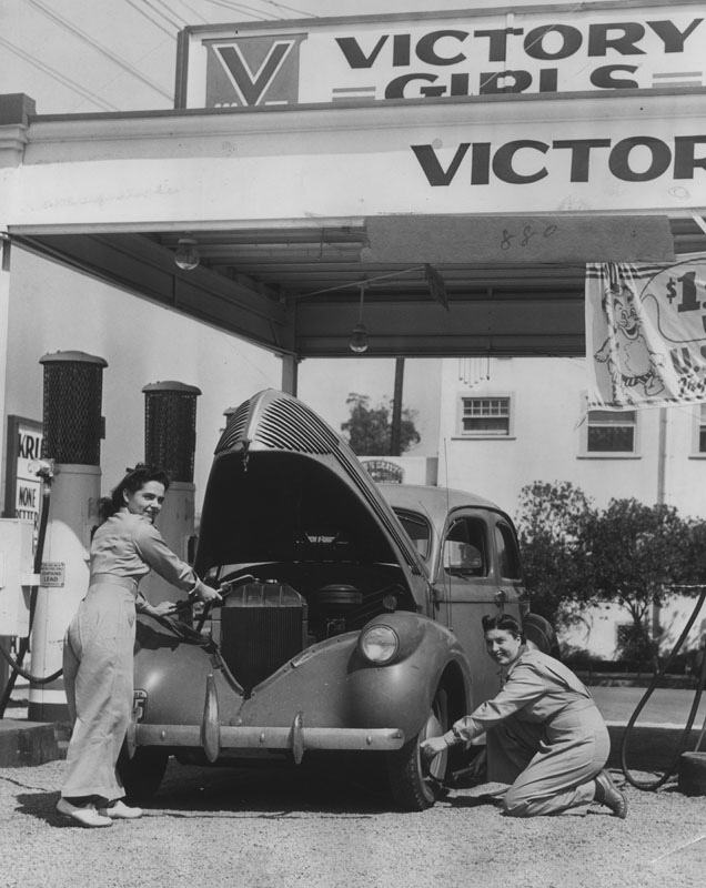 Obrázek 1942-Victory Girls 27 Gas Station.full service gas station in California