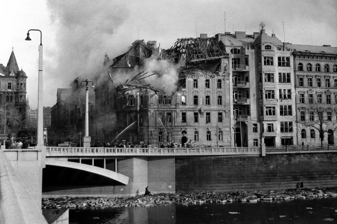 Obrázek 1945 americani bombarduji prazaky