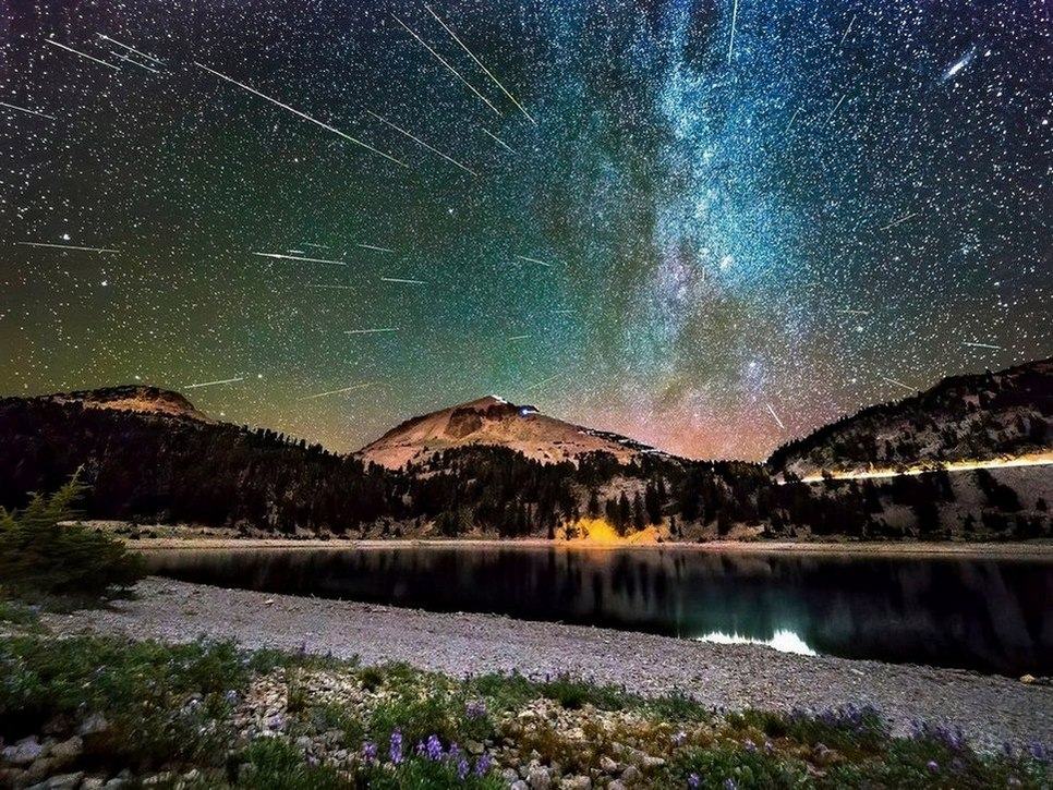 Obrázek 4hrs of Meteors over Mt Lassen from Lake Helen