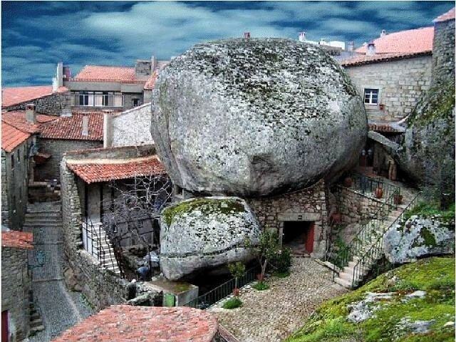 Obrázek A Beautiful Village on the Rocks - Portugese