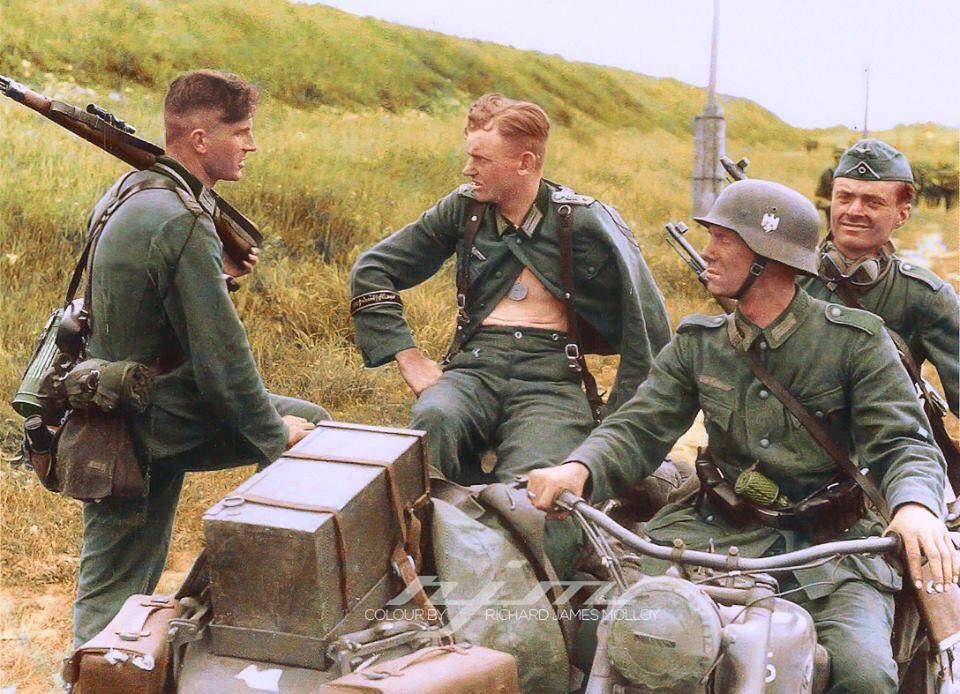 Obrázek A wounded Panzer Grenadier Gro C3 9Fdeutschland Division officer getting a ride in a BMW R75