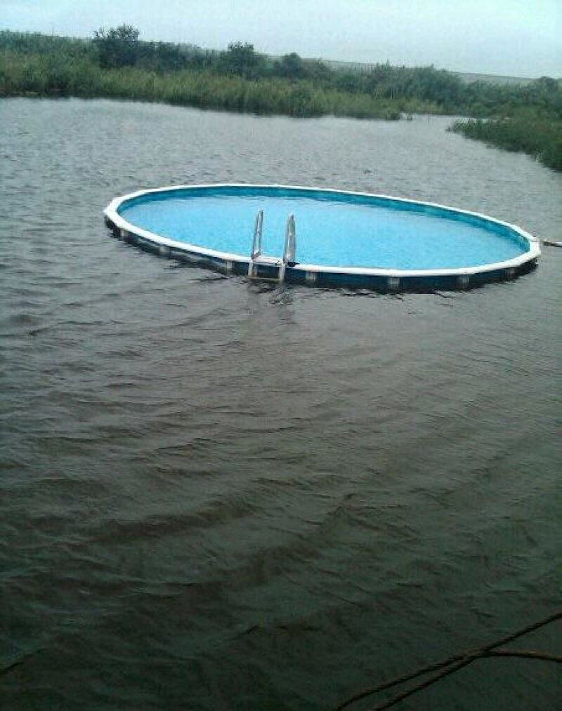 Obrázek Above Ground Pool in Water