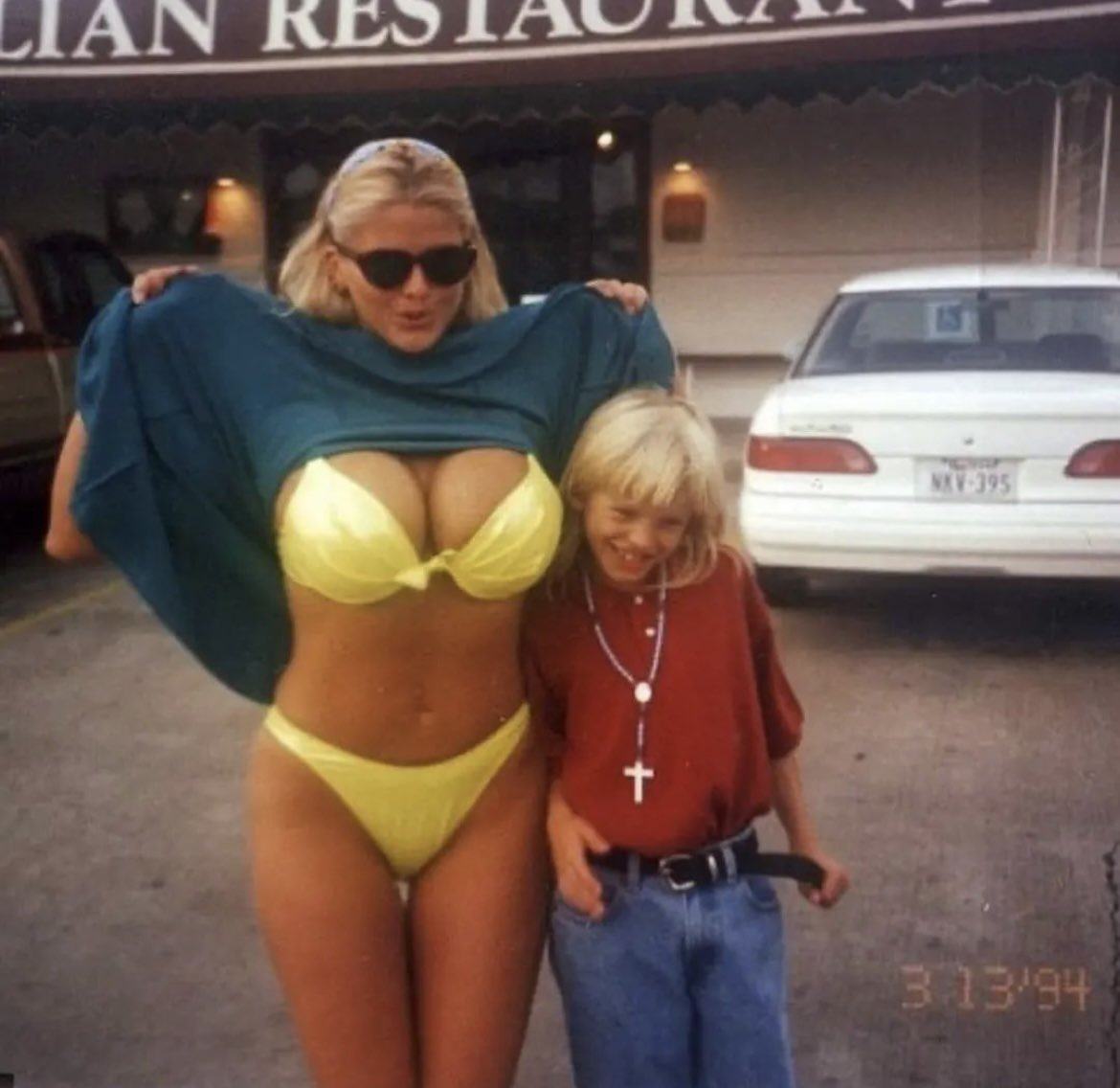 Obrázek Anna Nicole Smith photographed with her 8 year old son Daniel in 1994