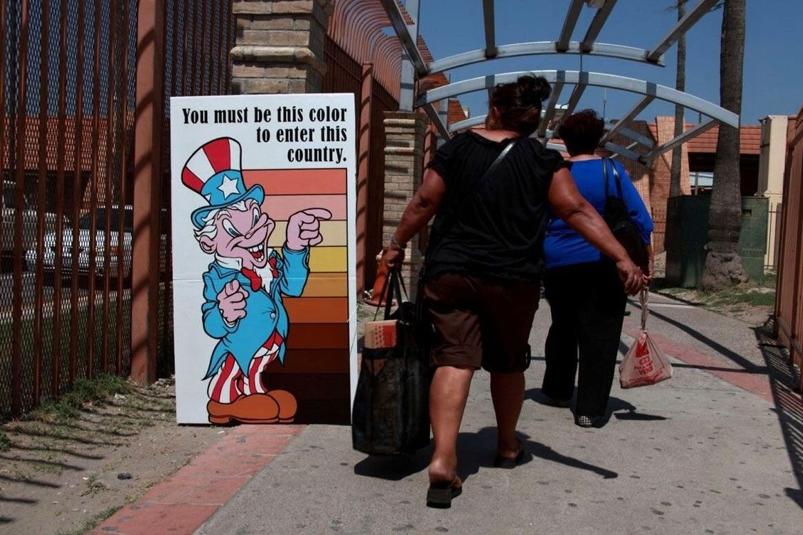 Obrázek April Fools Day at the Mexican-American border