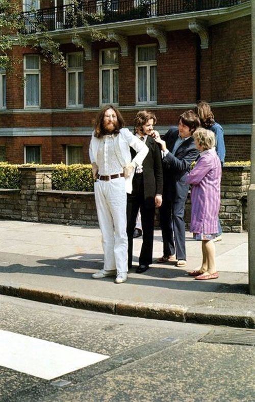 Obrázek Beatles pred fotenim na album