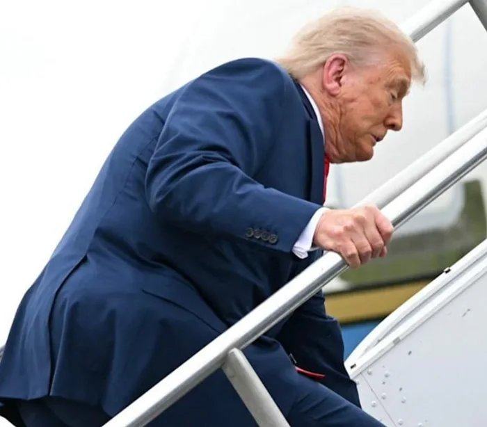 Obrázek Biden zase upadl