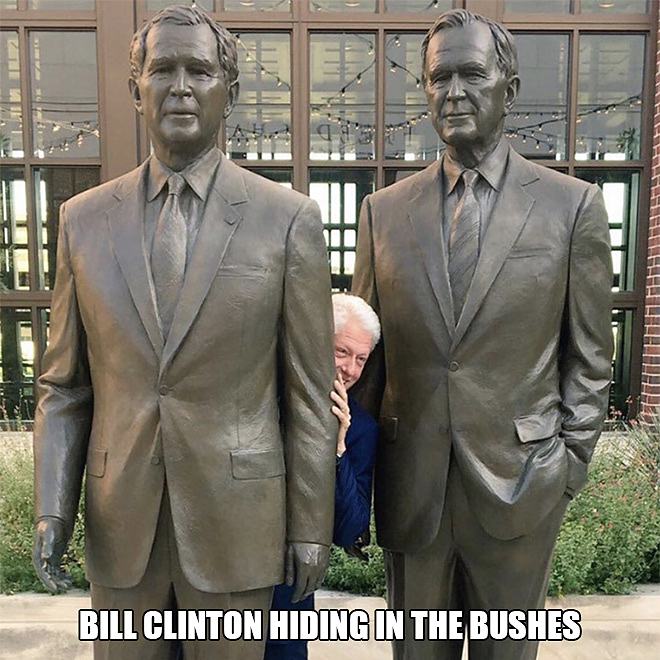 Obrázek Bill Clinton Hiding In The Bushes