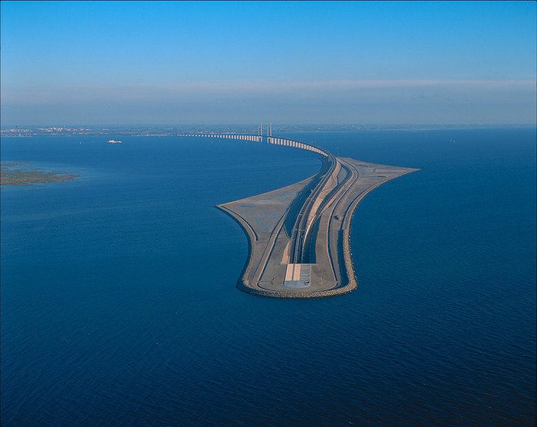 Obrázek Bridge over ocean into a tunnel
