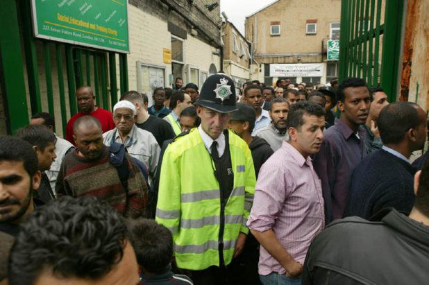 Obrázek British-Police-No-White-People-618x411