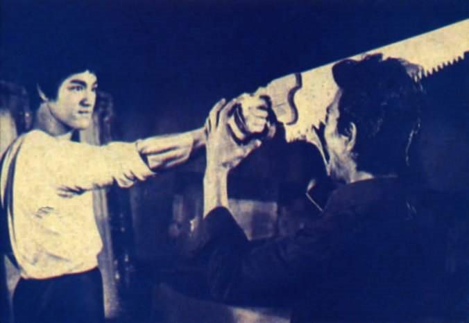 Obrázek Bruce Lee a pila