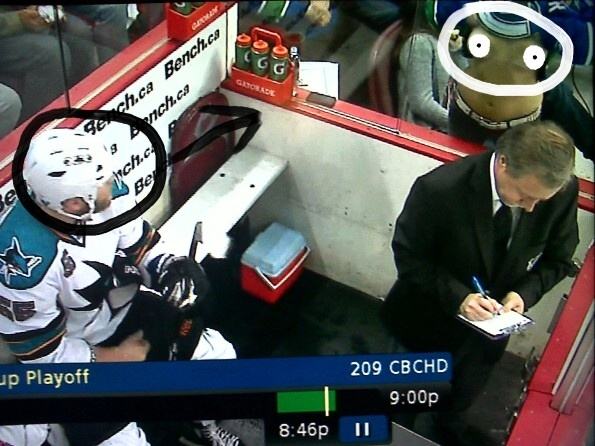 Obrázek Canucks Fan Flashes Ben Eager In The Penalty Box