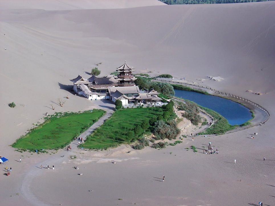 Obrázek Crescent lake oasis in Gobi desert - China 16-07-2004