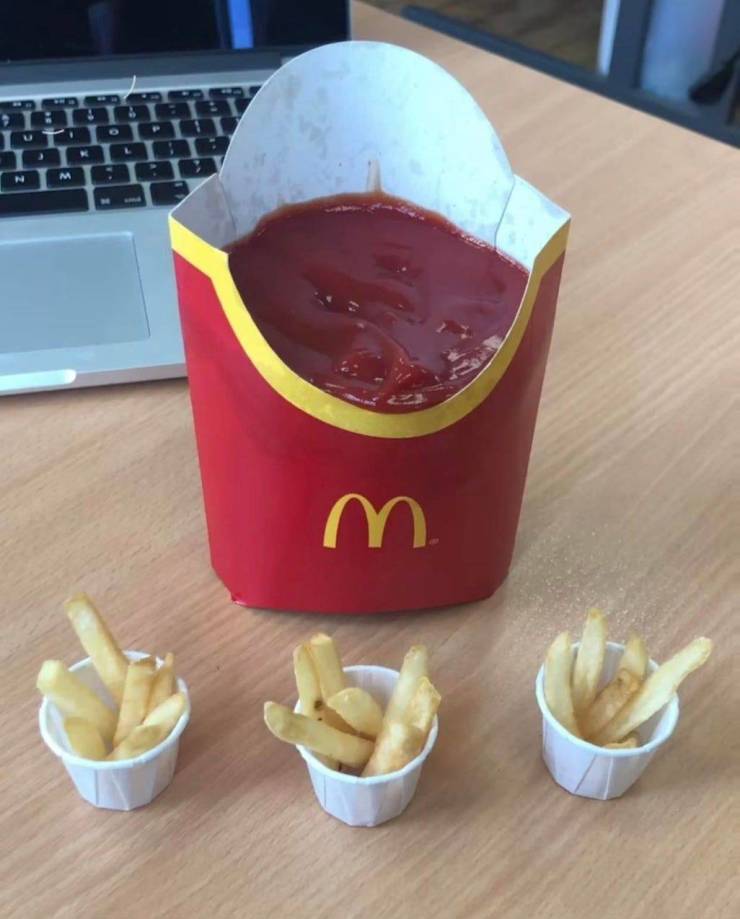 Obrázek Enjoying a few fries with my ketchup