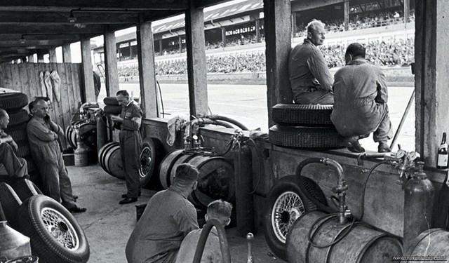 Obrázek F1 Mercedes Pits in 1937 - nothing but tyres
