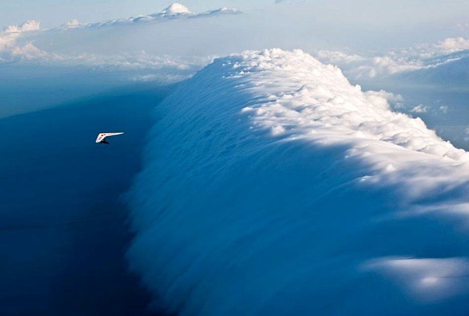 Obrázek Flying over the Morning Glory cloud