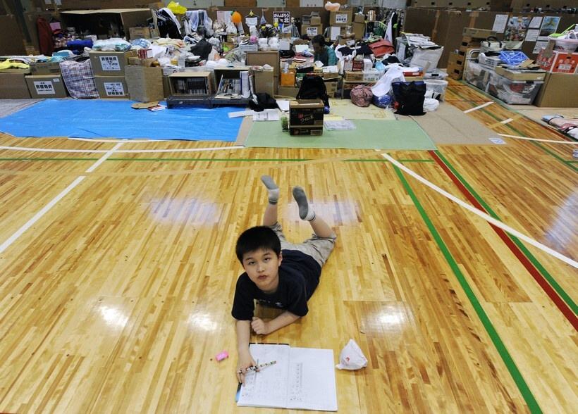 Obrázek Foto tyzdna - Japonsko - Ziak si robi v telocvicni kde stale ziju  C4 BEudia postihnuti zemetrasenim a vlnou tsunami