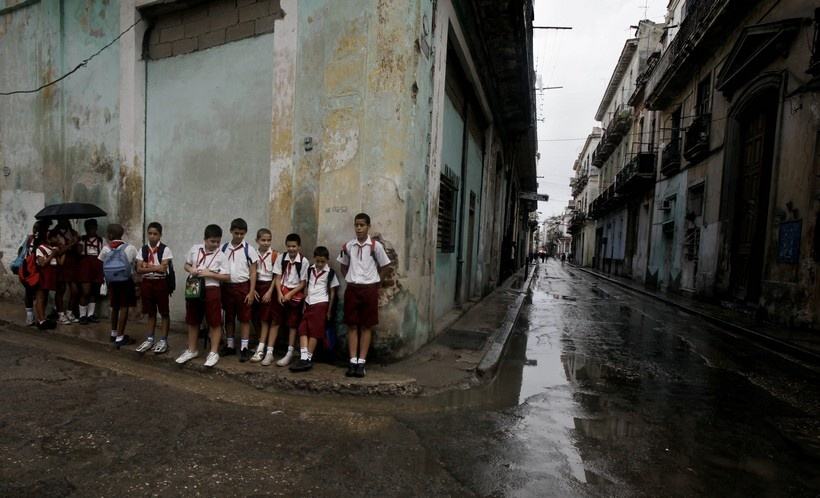 Obrázek Foto tyzdna - Kuba - Ziaci cakaju na ucite C4 BEku pocas skolskeho vyletu