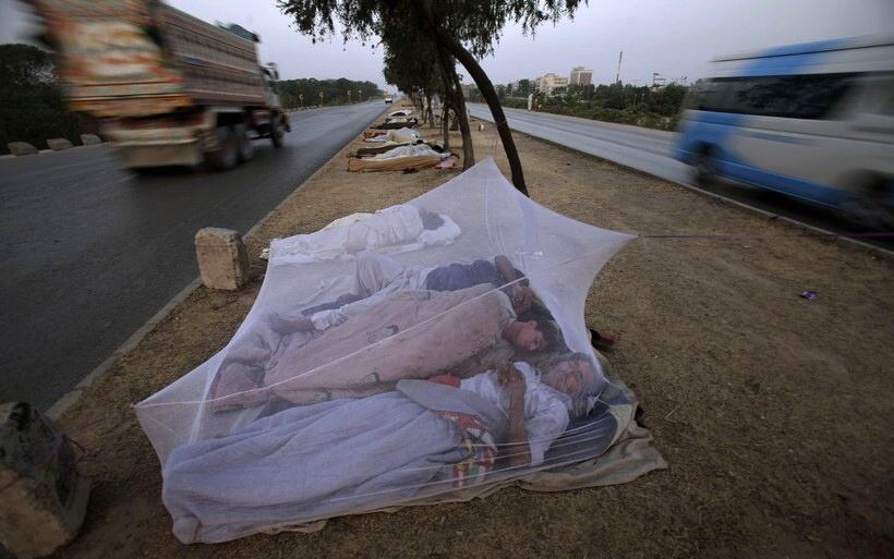 Obrázek Foto tyzdna - Pakistan - Robotnici spia pri ceste na predmesti