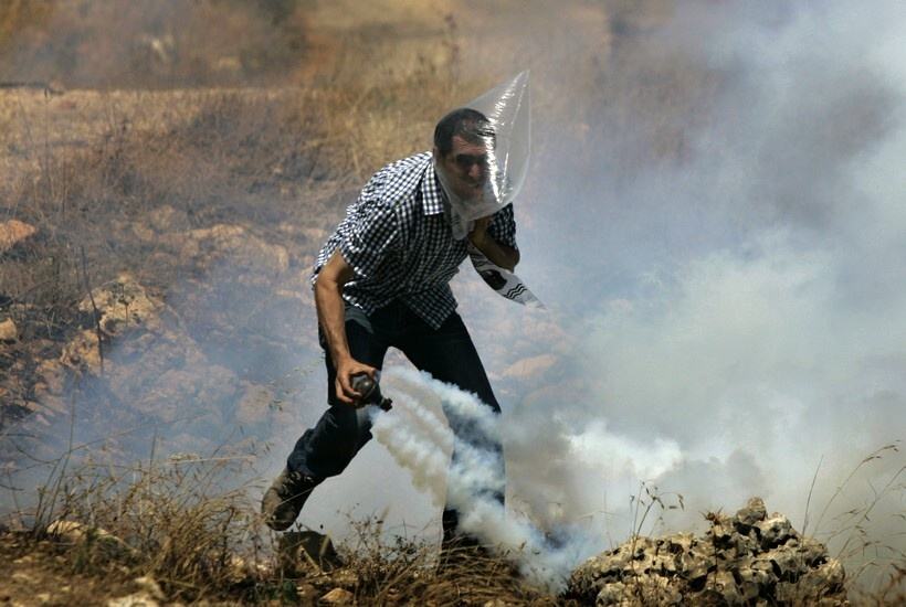 Obrázek Foto tyzdna - Palestina - Demonstrant hadze izraelskym jednotkam sp C3 A4t granat so slznym plynom