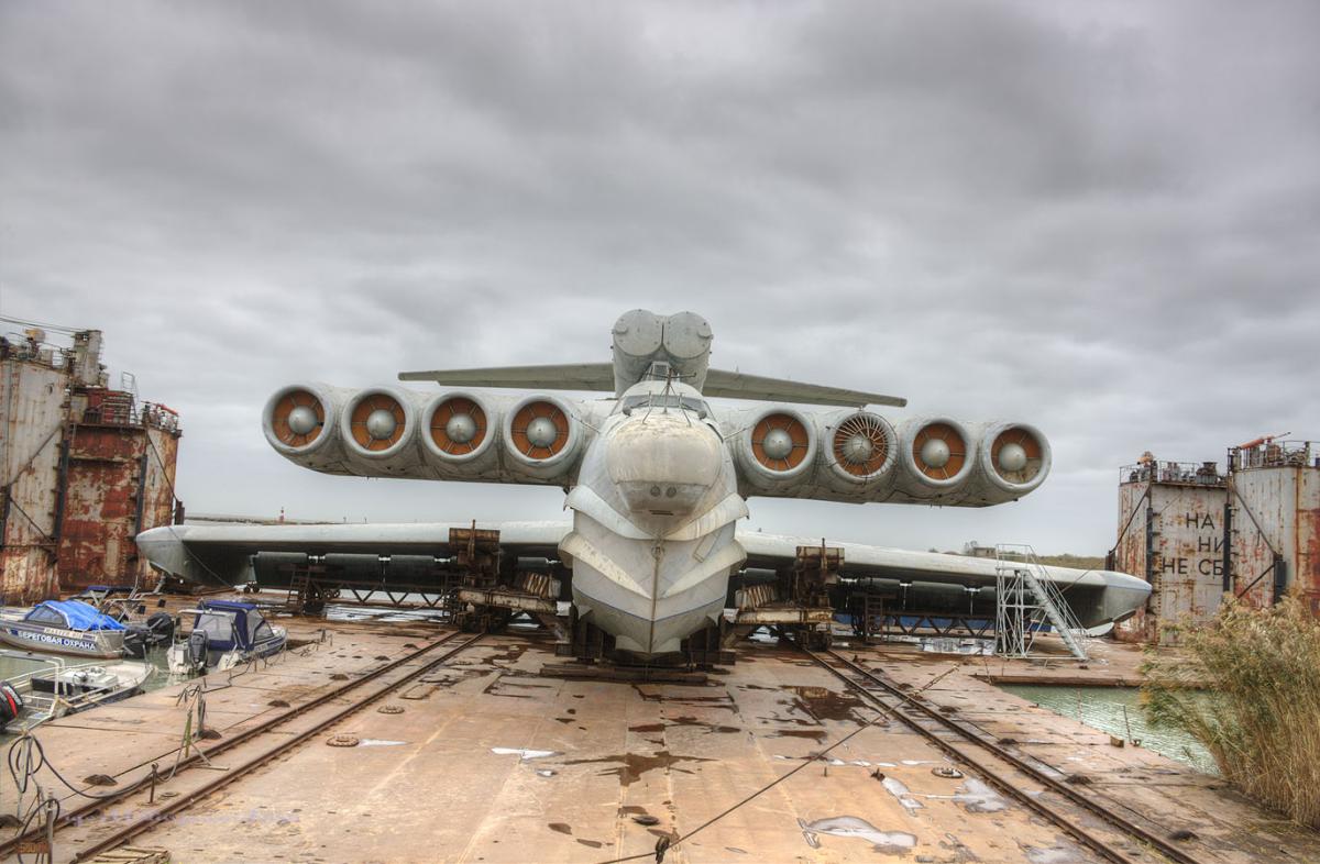 Obrázek Front view of the Caspian Sea Monster a Lun-class Ekranoplan