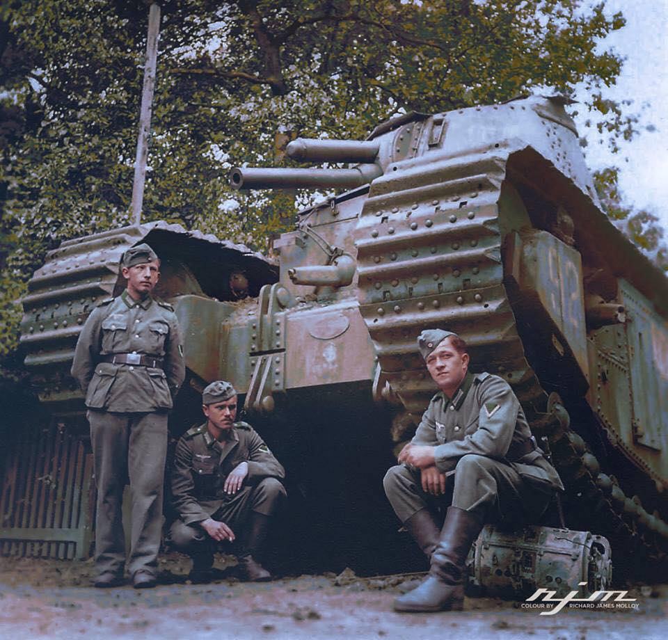 Obrázek German soldiers pose in front of the abandoned French FCM-2C